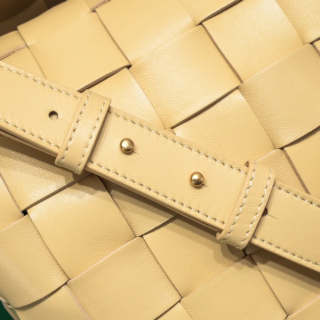 Batch 2600 BottegaVeneta What can be packed in the new bowling bag? Have you got the new bowling bag? Super large capacity ~ The key is low-key, simple and casual style ~ the fashion sense is not reduced at all. It combines BV's classic woven elements and can also be used for computers. The length of the shoulder straps can be adjusted. It is suitable for tall girls to carry. Boys also have a sunny back☀️ Style number: 7466# Size: 28*21*16